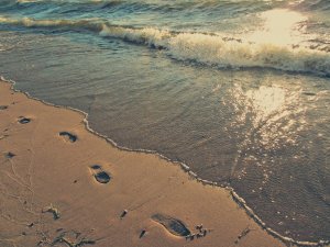 footprints_by_the_sea_by_allyalltheway-d5d8mc0